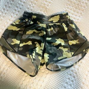 Lululemon Hotty Hot Shorts size 4 - 4 inch